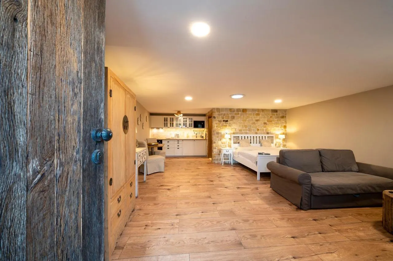 Prague West - Studio Chyne Terrace Apartment
