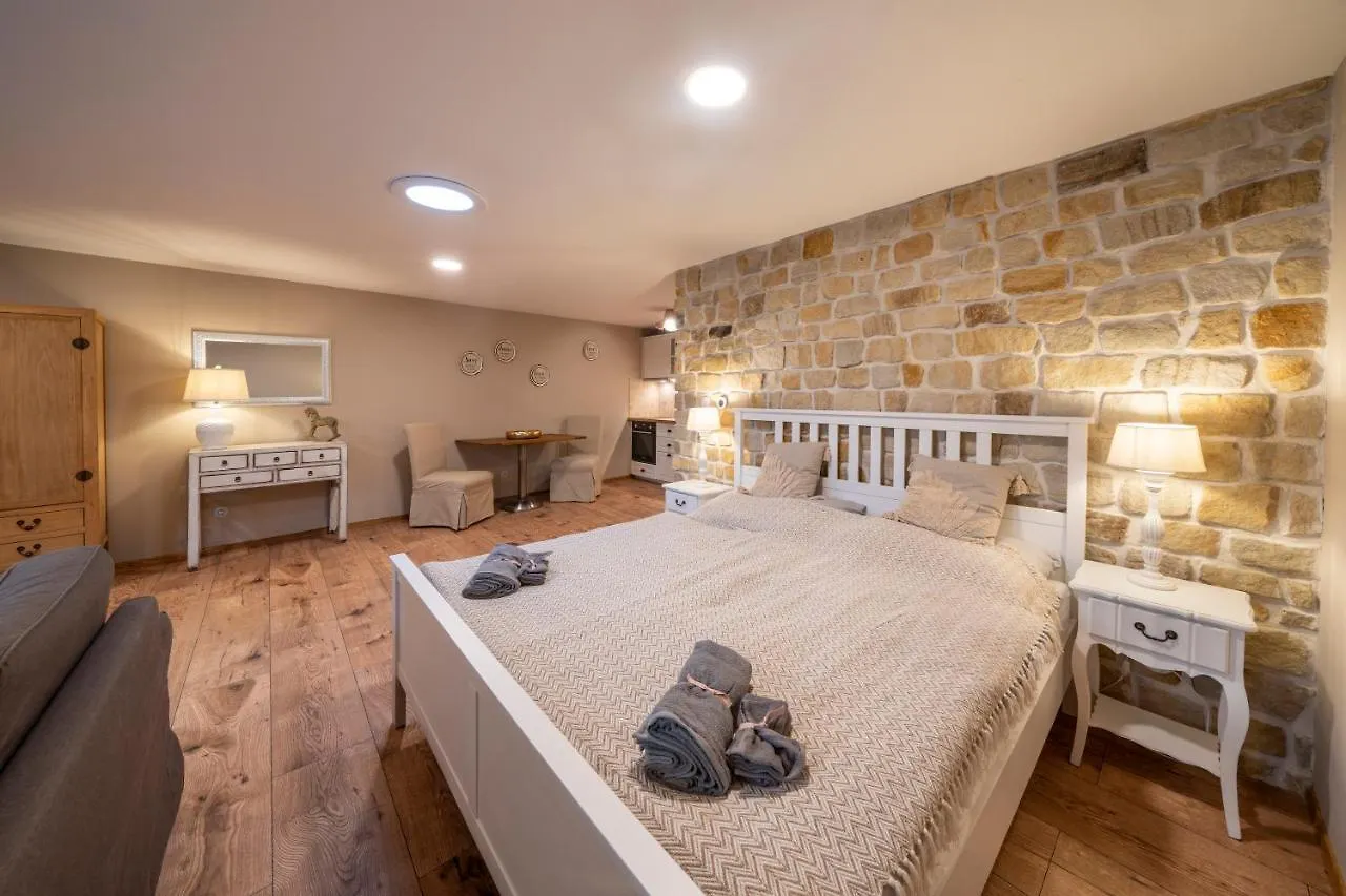 Prague West - Studio Chyne Terrace Apartment