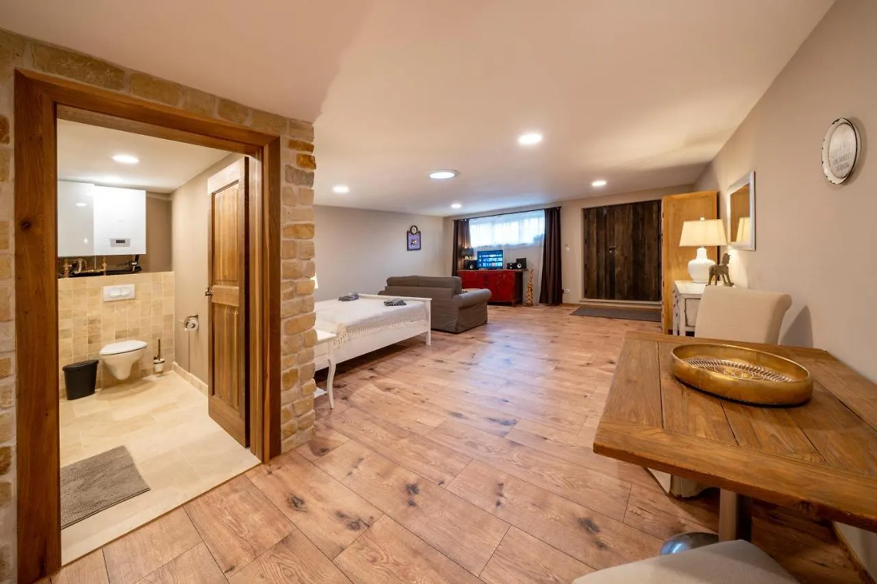 Prague West - Studio Chyne Terrace Apartment