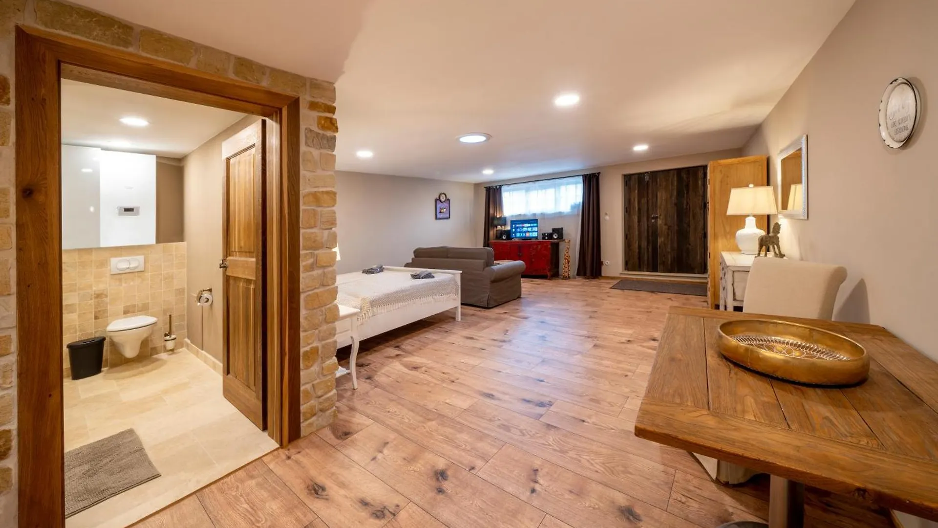 Prague West - Studio Chyne Terrace Apartment